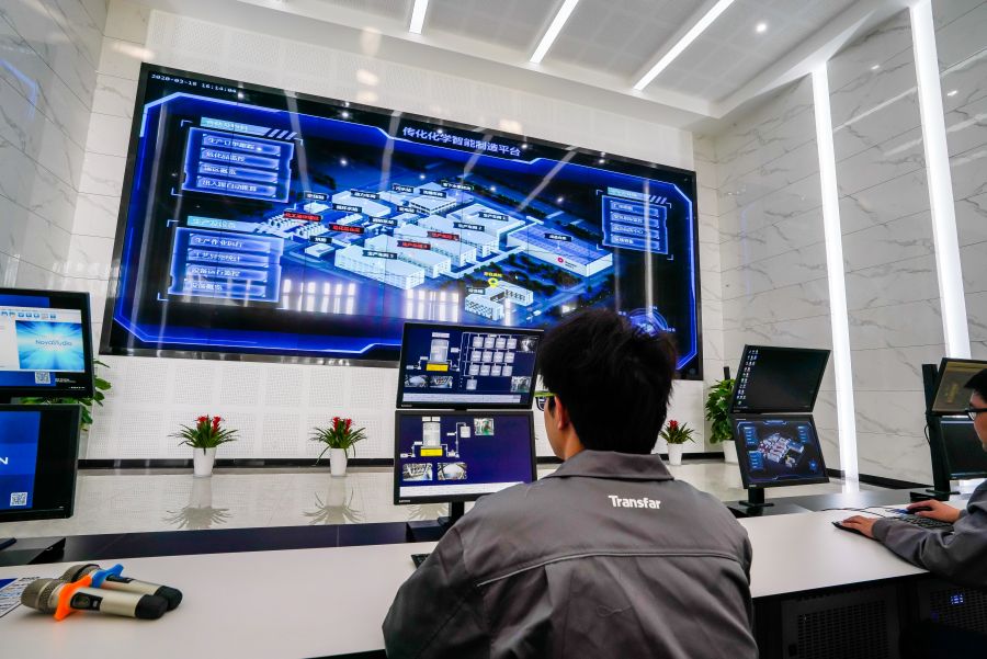 &nbsp;↑傳化大江東生產(chǎn)基地數(shù)據(jù)控制中心（攝于2020年4月1日）(1).jpg